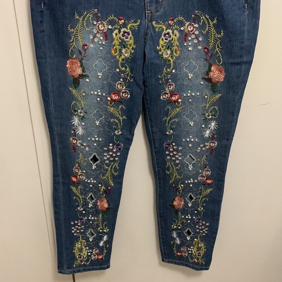 Venus heavily embroidered cutout jeans - Picture 5 of 10